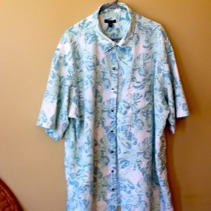 Men’s Hawaiian shirt by Van Huesen